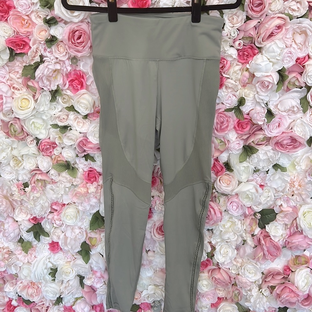 Mono b ankle length legging side detail